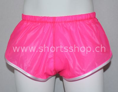 Nylon Shorts Dennys aus sehr leichtem, pinkfarbigem Gewebe.
