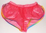 PVC-Shorts Andreas hellrot mit regenbogenfarbiger Einfassung
