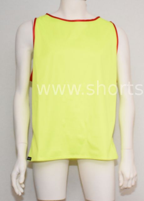 Shirt Gr&ouml;sse L aus weichem Funktionsstoff mit roter Einfassung..